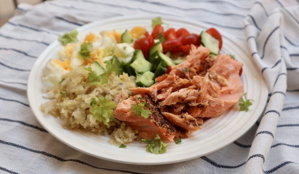 Frukost med varmrökt lax och surkål paleo
