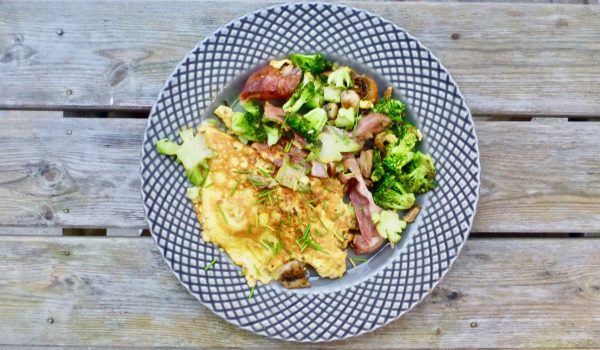 Frukost. Omelett, bacon, broccoli och svamp