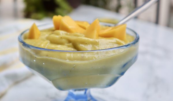 Fruktyoghurt med mango, banan, avokado och kollagenpulver