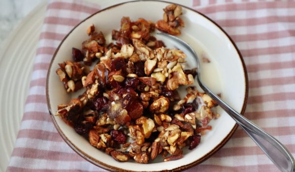 Granola med nötter, frön, tranbär och dadlar