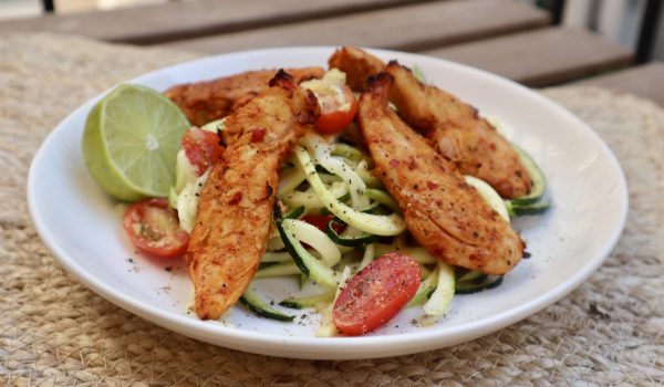 Grillad kyckling med chili, svarvad zucchini med lime och näringskäst