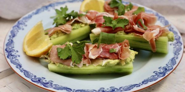 Gurkmackor med prosciutto och avokado