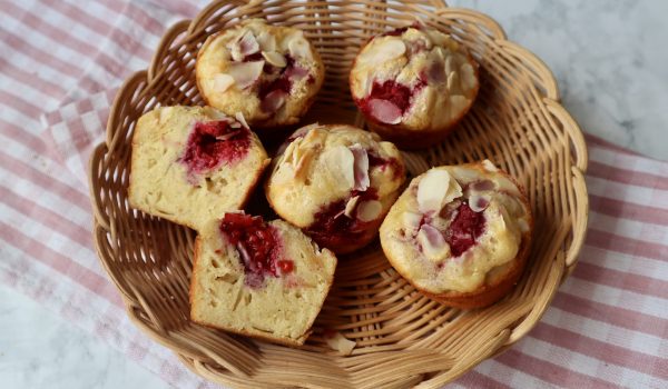 Hallonmuffins med mandelspån