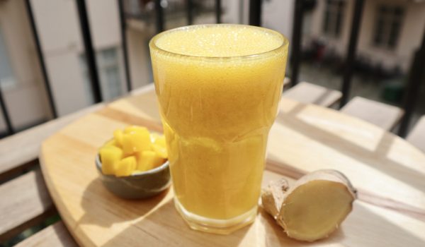 Juice med mango, ingefära och saffran
