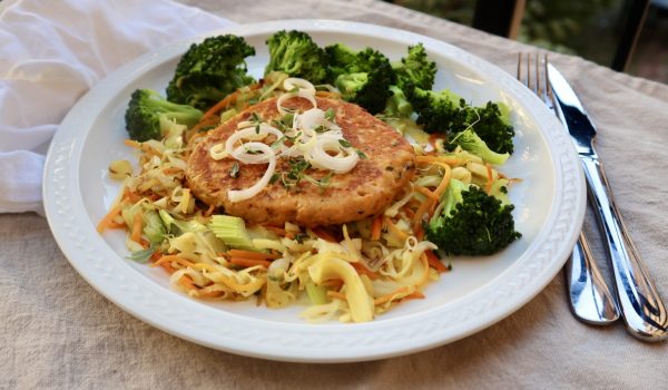 Kycklingbiff med grönsakssiv och broccoli