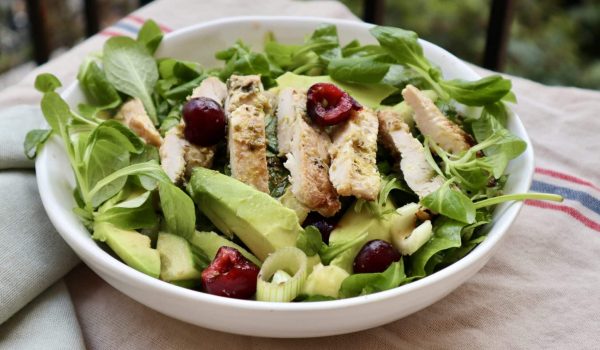 Kycklingsallad med avokado och körsbär