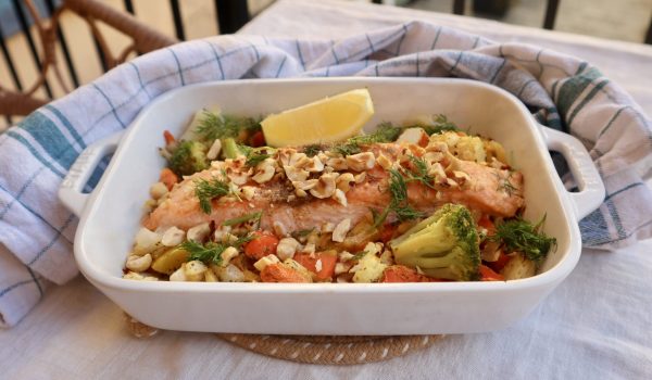 Lax i ugn med grönsaker och hasselnötter