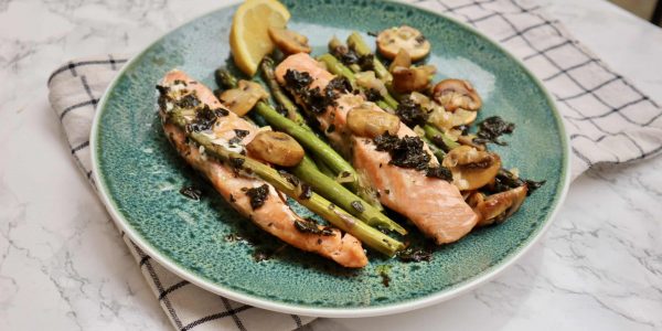 Lax och sparris i ugn med champinjoner, lök och basilikasås
