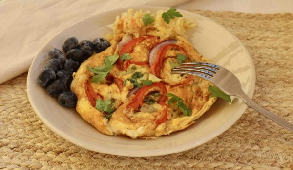 Omelett med lök, avokado och paprika