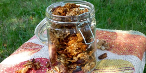 Granola med äpple och dadlar