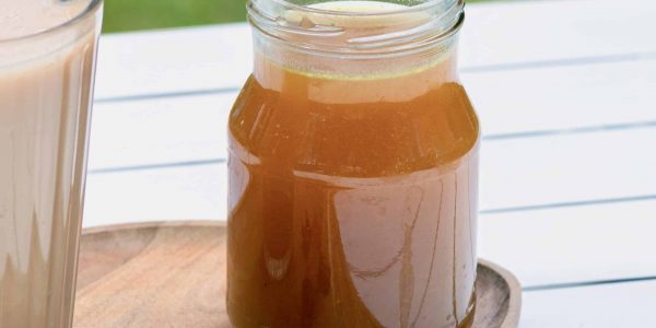 Enkel benbuljong på kycklingskrov