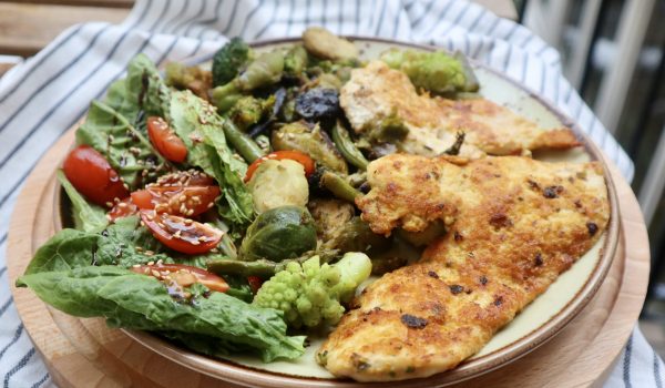 Panerad kyckling-schnitzel, dressing med sesamfrön och tomat