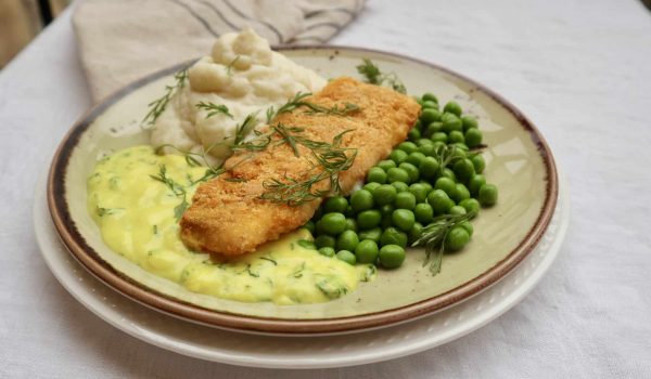 Panerad torsk med ärtor och mos