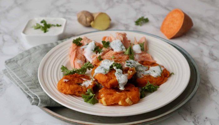Sötpotatisbiffar med ingefära, örtsås och varmrökt röding
