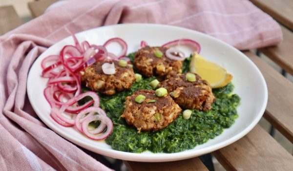 Tonfiskbiffar med vattenkastanj och spenat