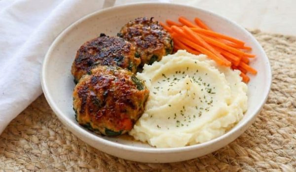 biffar på kycklingfärs, morot, spenat och krämigt mos