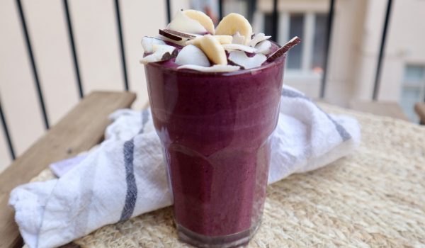 smoothie med kokos, blåbär och banan