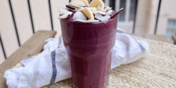 smoothie med kokos, blåbär och banan